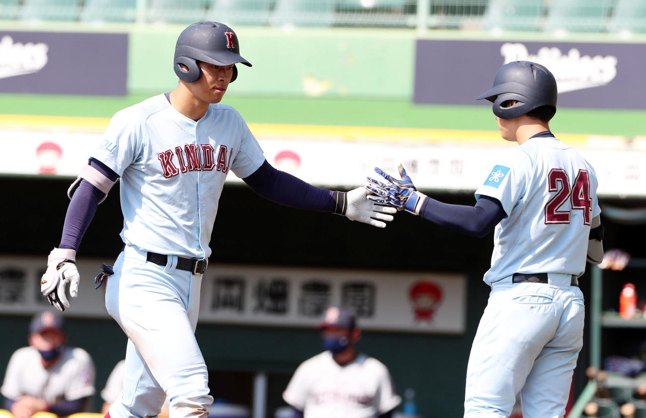 近大対立命大　3回表近大無死一塁、佐藤（左）は右越え2点本塁打を放ち次打者の竹谷とタッチする（撮影・加藤哉）