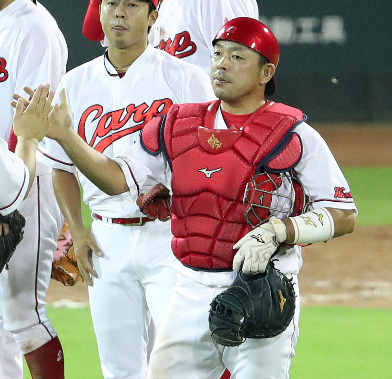 16年9月15日、巨人に勝ってハイタッチする石原慶幸（右）ら広島ナイン