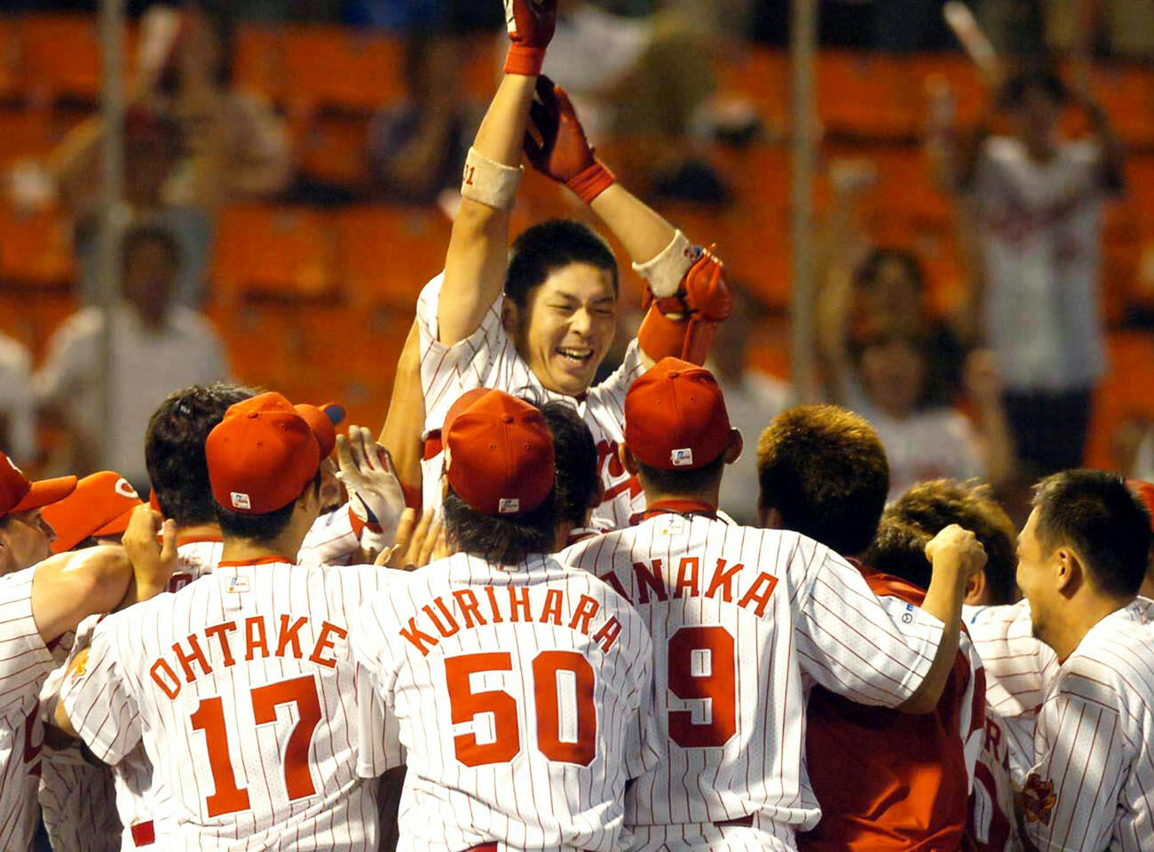 05年8月、巨人戦でサヨナラ2点本塁打を放った石原慶幸はナインに祝福される