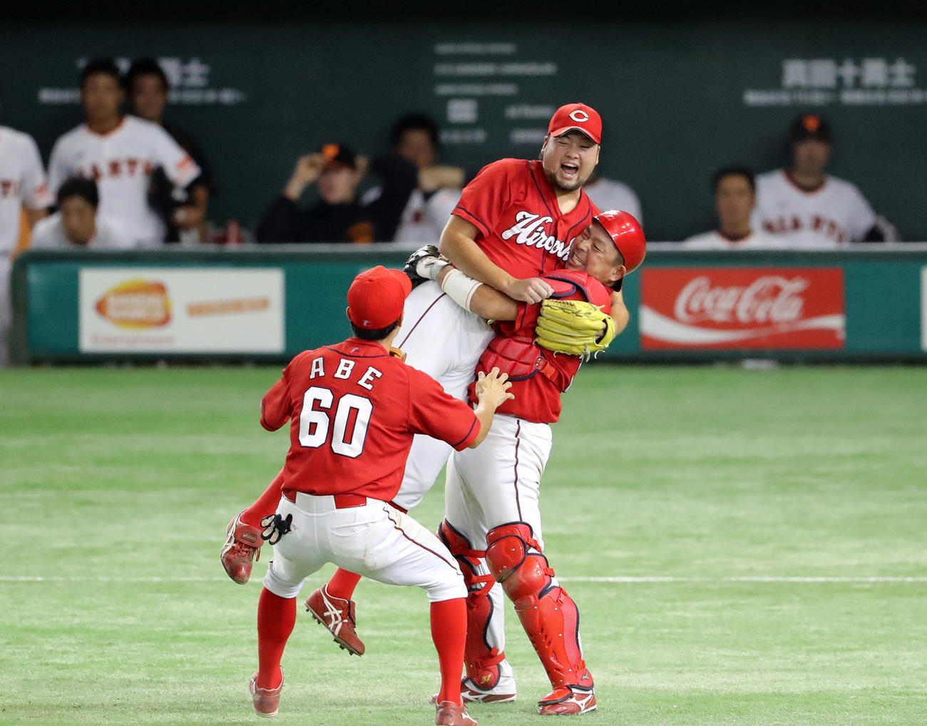 16年9月、25年ぶりのリーグ優勝を決め、石原慶（右）は中崎と抱き合って喜ぶ