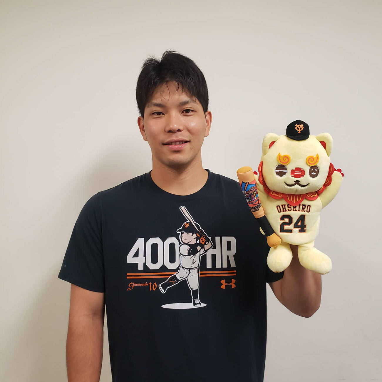 ハンドパペット「オオシーサー」を手にする大城。沖縄の守り神とされる「シーサー」がモチーフで、両目は背番号にちなみ「二十」と「四」、口は「大城」の「大」、鼻は「卓三」の「卓」の文字がデザインされている