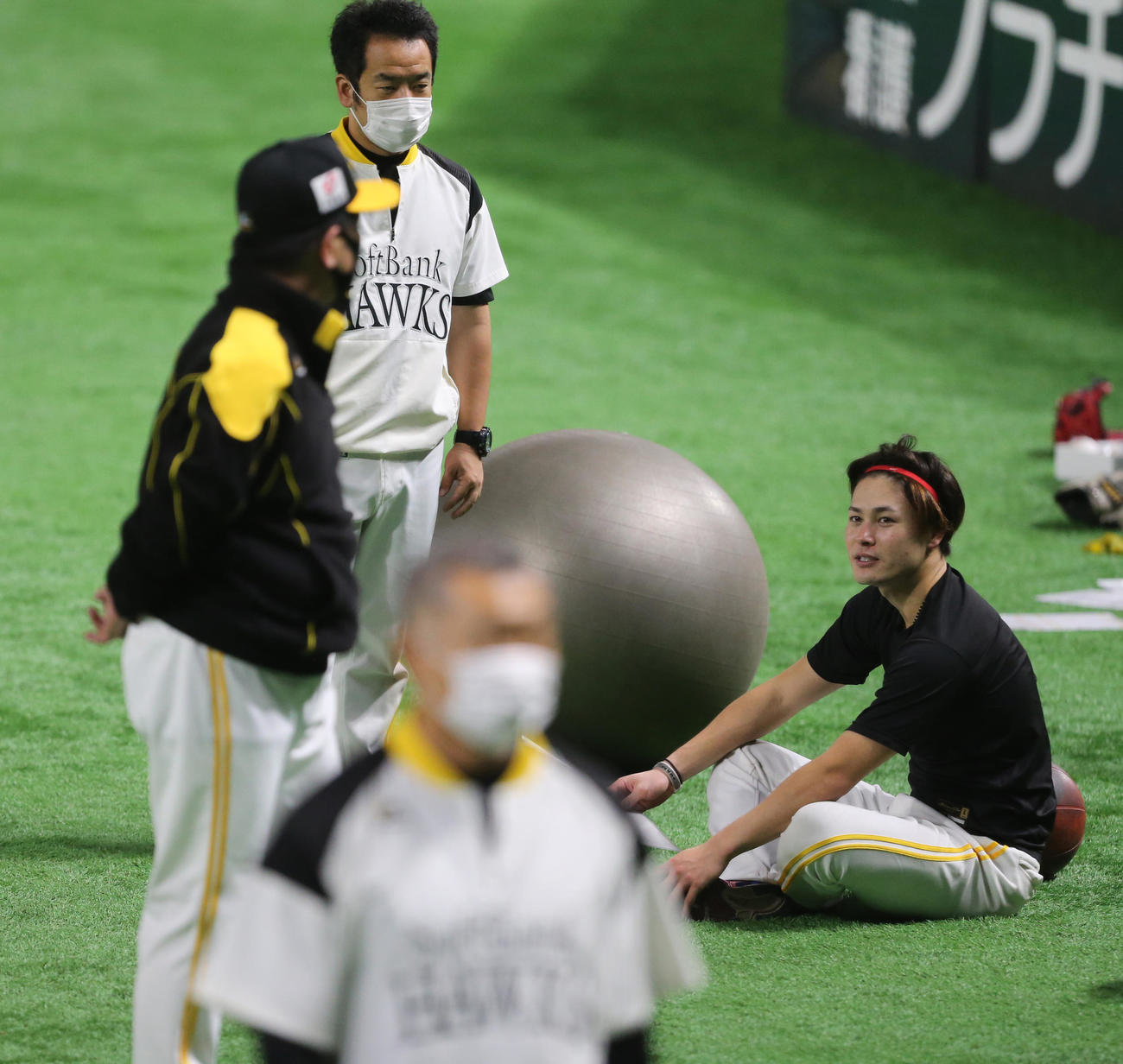 投手練習を視察した工藤公康監督（左）と話す笠谷俊介（撮影・菊川光一）