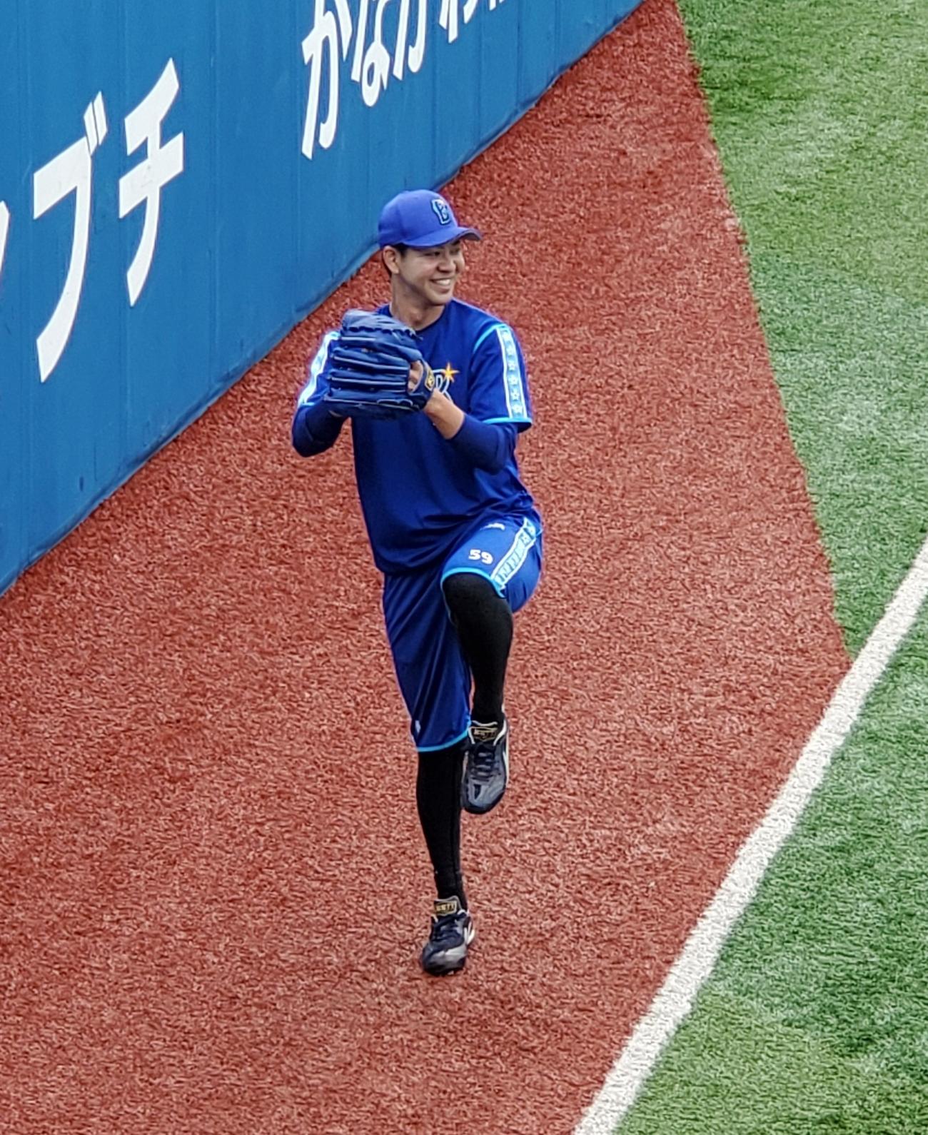 笑顔でキャッチボールを行うDeNA平良（撮影・鈴木正章）