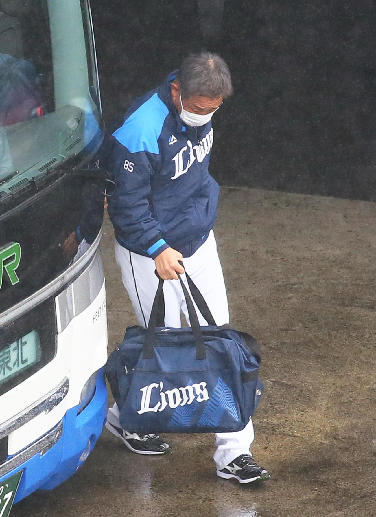 雨天のため試合が中止となり室内練習場入りする西武辻監督（撮影・足立雅史）