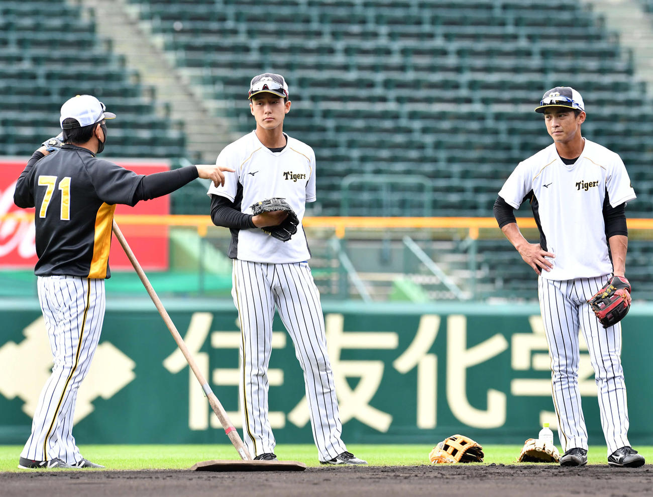 11日、早出特守で久慈内野守備走塁コーチ（左）の指導を受ける（右から）熊谷と小幡