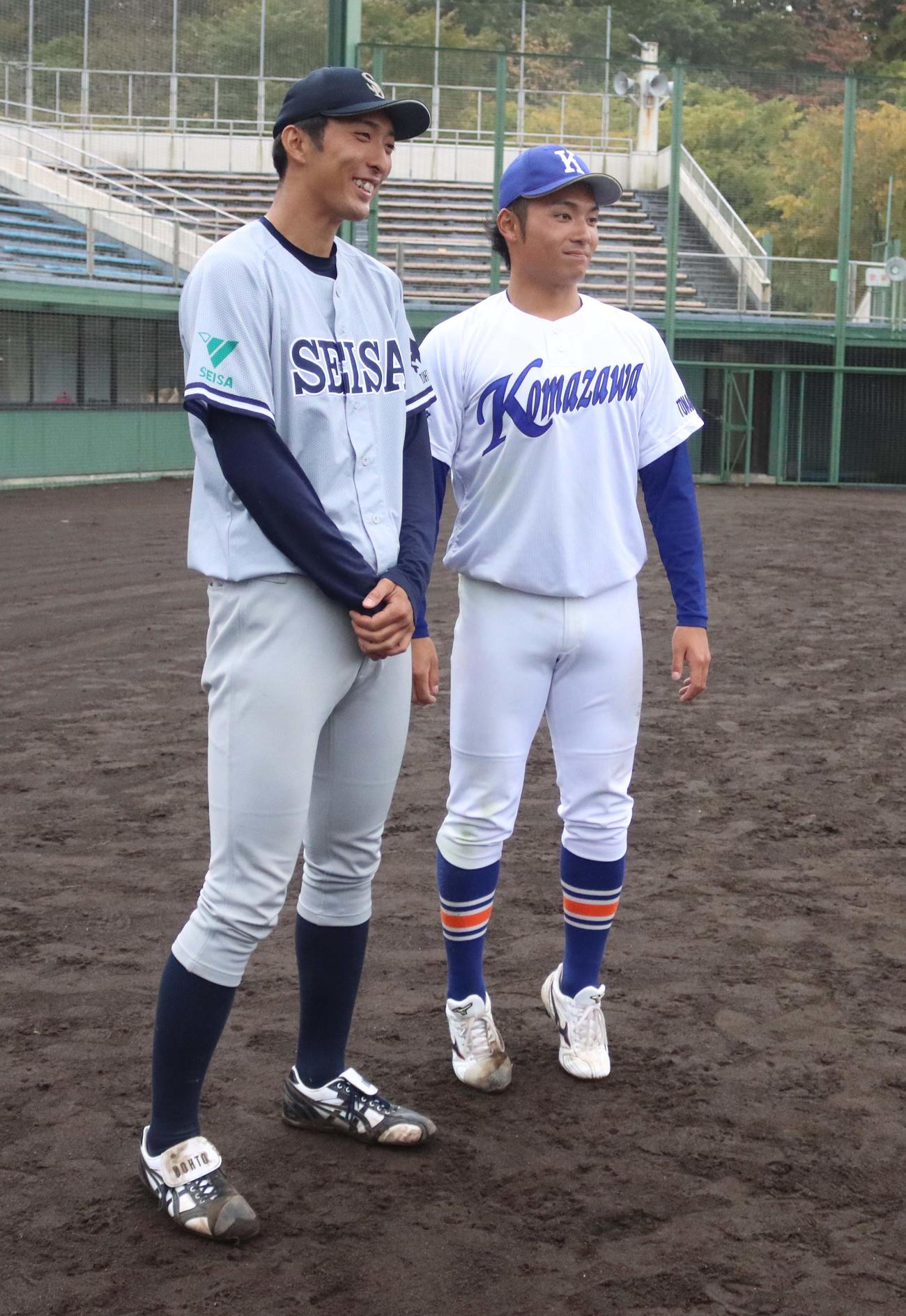 苫小牧駒大対星槎道都大　試合後、笑顔を見せる192センチの星槎道都大エース河村説人（左）と並び、背伸びする176センチの苫小牧駒大エース伊藤大海（撮影・永野高輔）