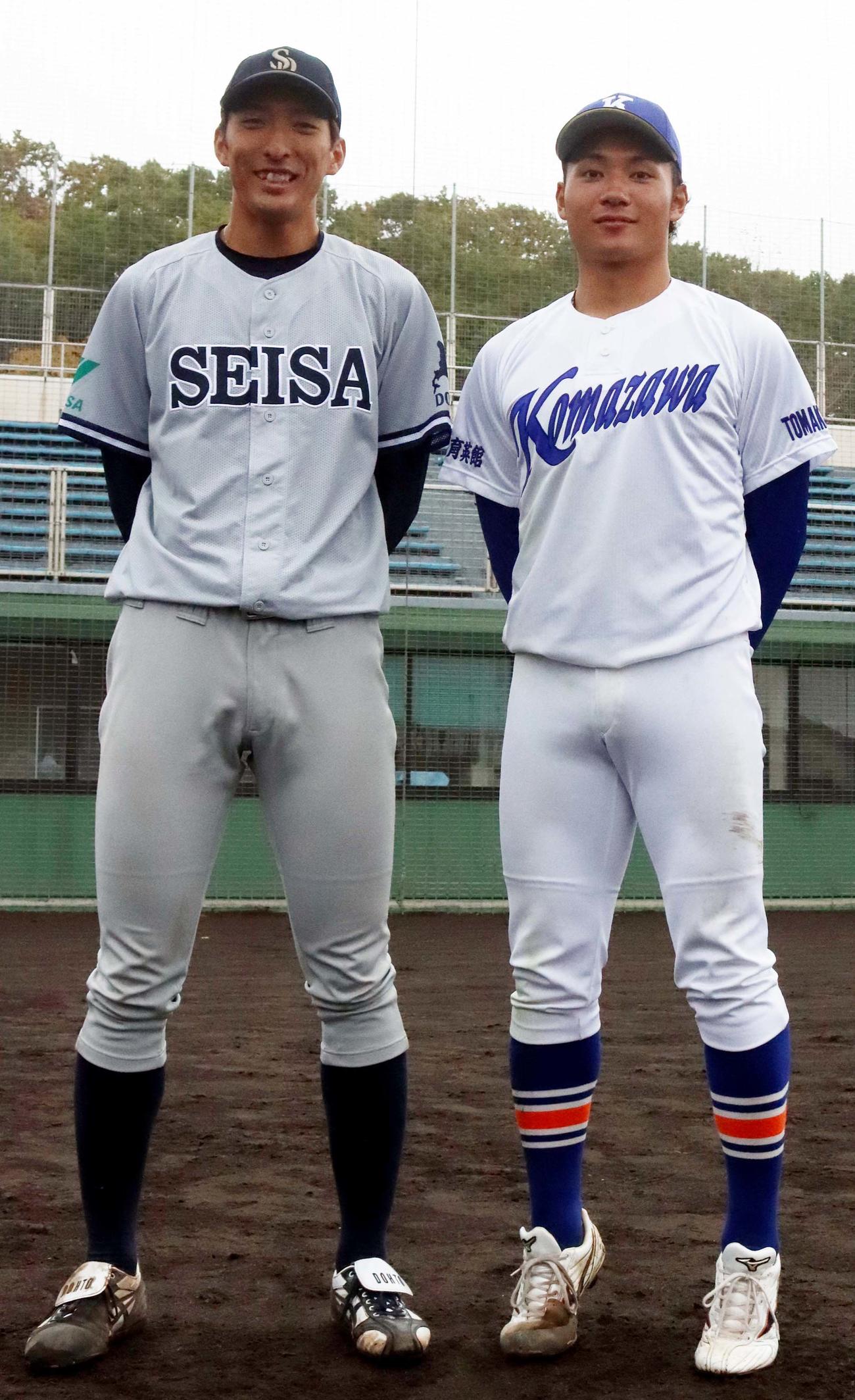 苫小牧駒大対星槎道都大　試合後、笑顔を見せる192センチの星槎道都大エース河村説人（左）と並び、背伸びする176センチの苫小牧駒大エース伊藤大海（撮影・永野高輔）