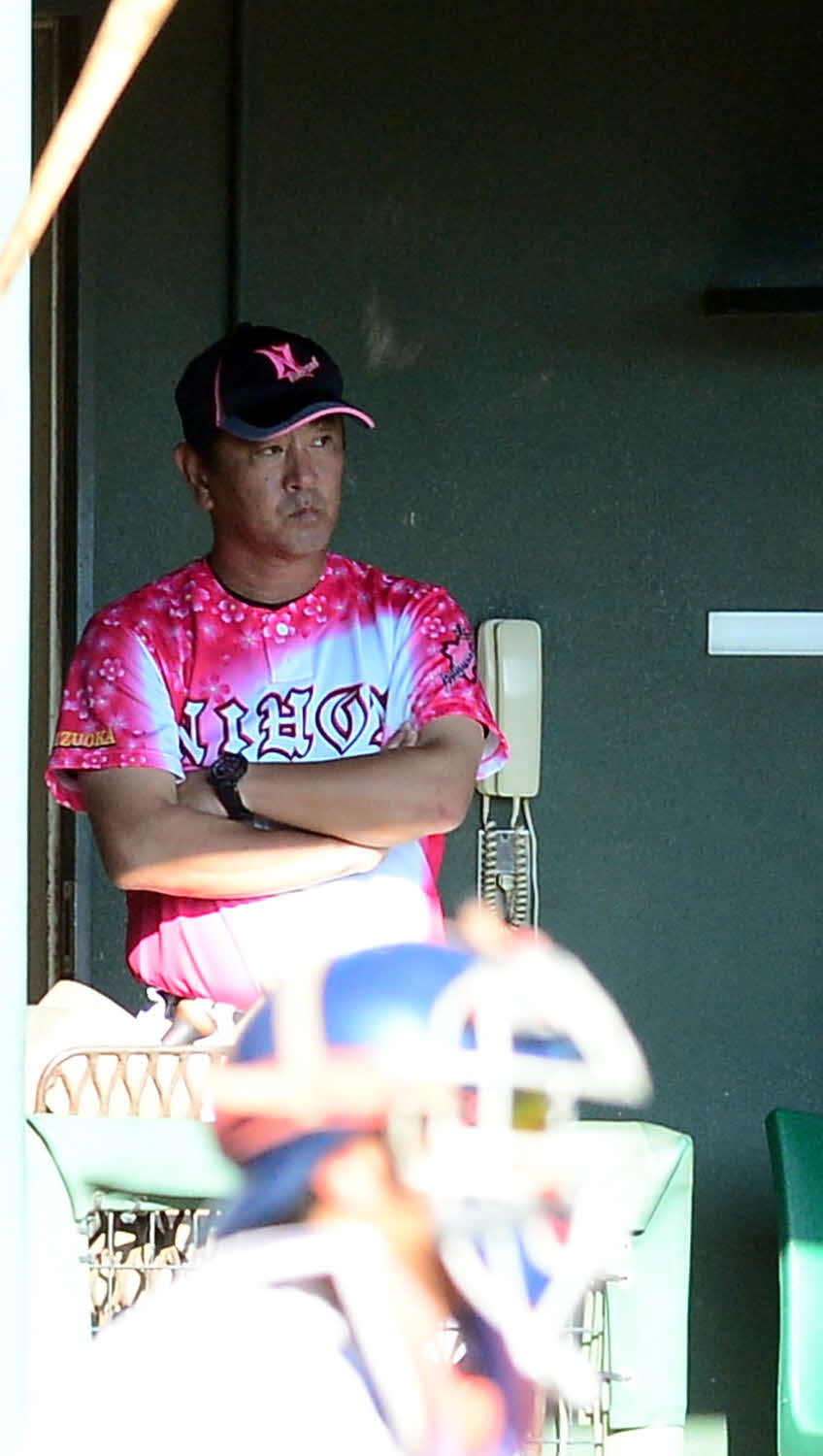戦況を見守る日大国際関係・松崎監督