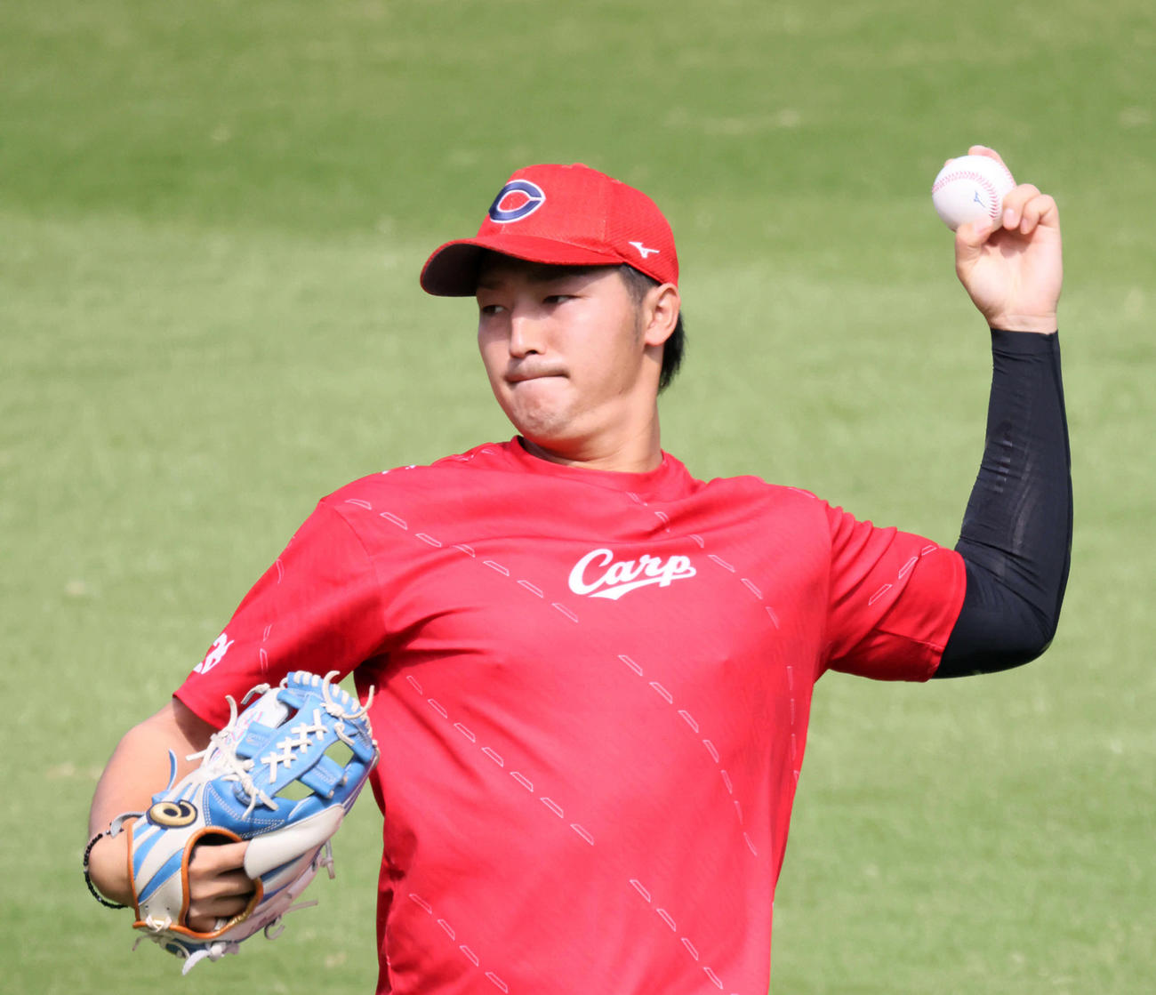 キャッチボールをする床田（撮影・加藤孝規）