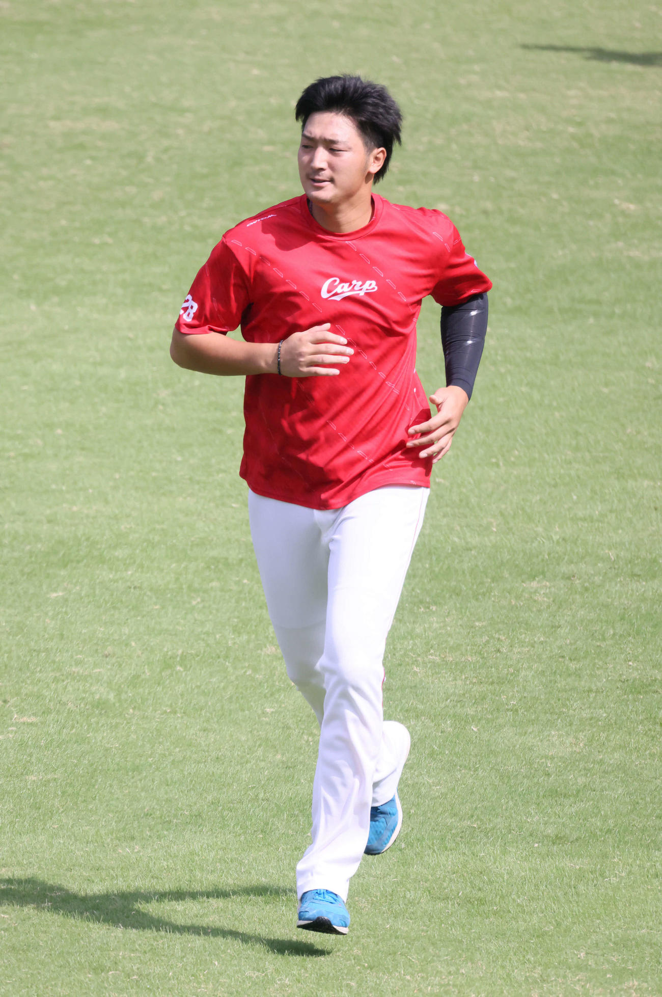投手指名練習でランニングする床田（撮影・加藤孝規）