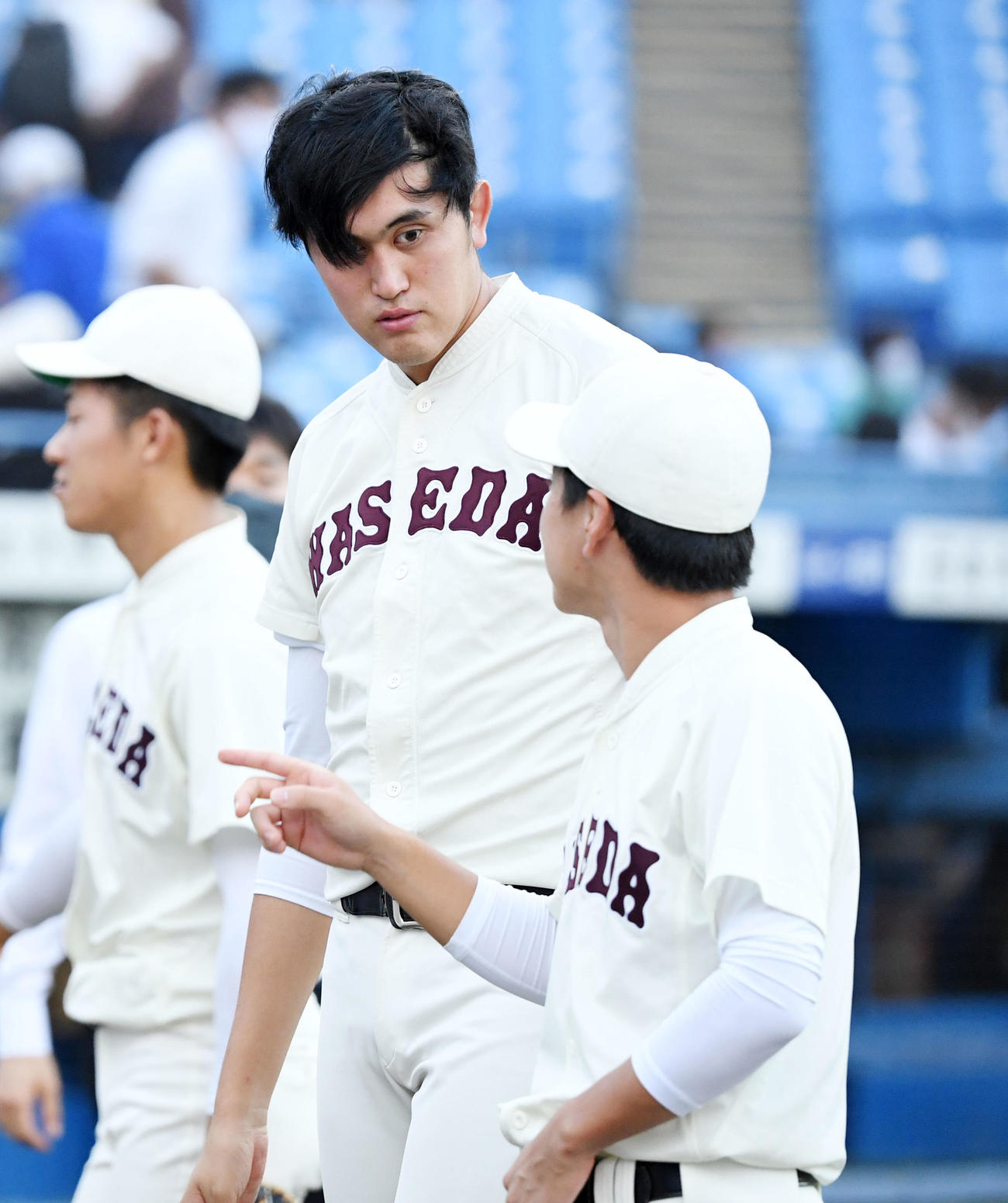 東大対早大　試合を終え、チームメートと会話を交わす早大・今西（撮影・横山健太）