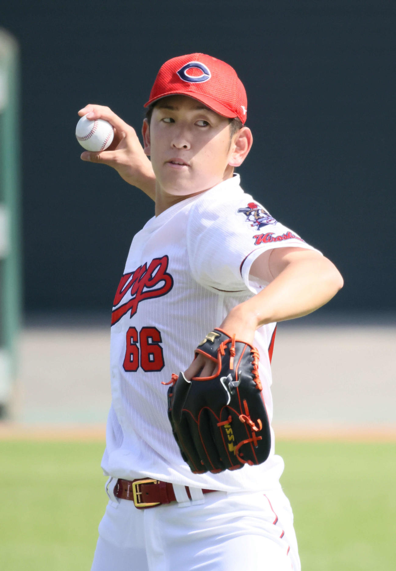 広島投手指名練習　キャッチボールをする遠藤（撮影・加藤孝規）