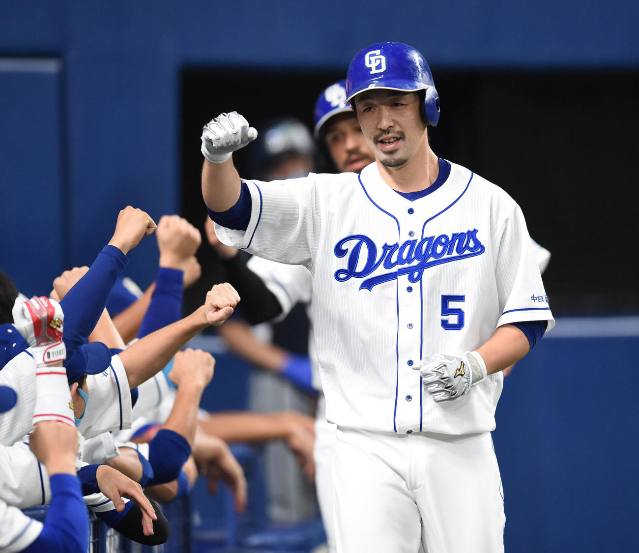 中日対巨人　2回裏中日2死一塁、左越え2点本塁打を放った阿部はベンチ前でガッツポーズ（撮影・森本幸一）