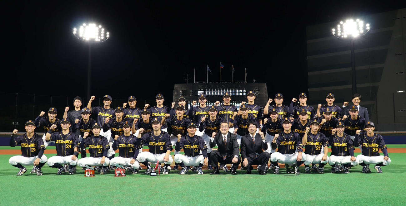 鷺宮製作所対東京ガス　3年連続15回目の本大会出場を果たし笑顔を見せる鷺宮製作所の選手たち（撮影・小早川宗一郎）