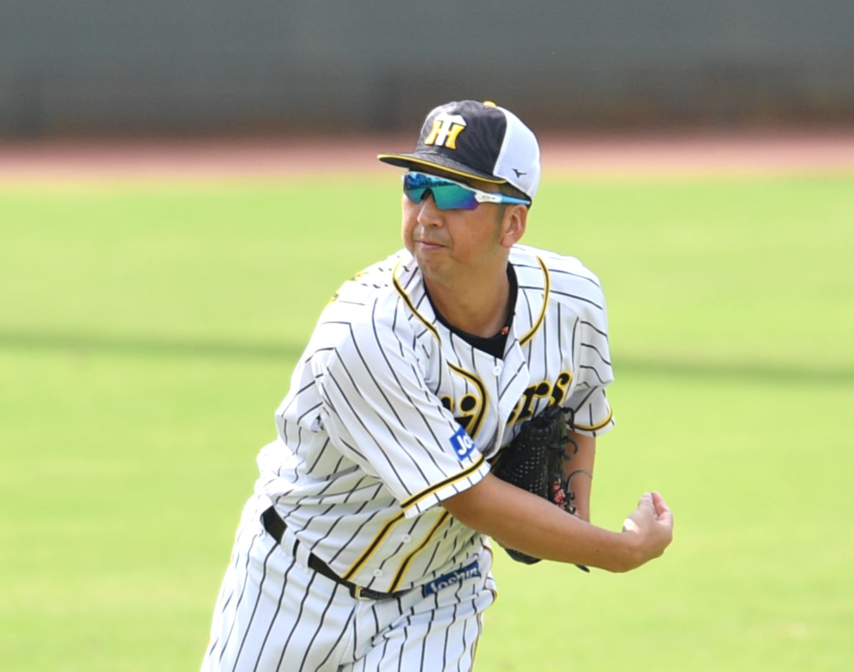 3日、鳴尾浜球場でキャッチボールを行う藤川球児