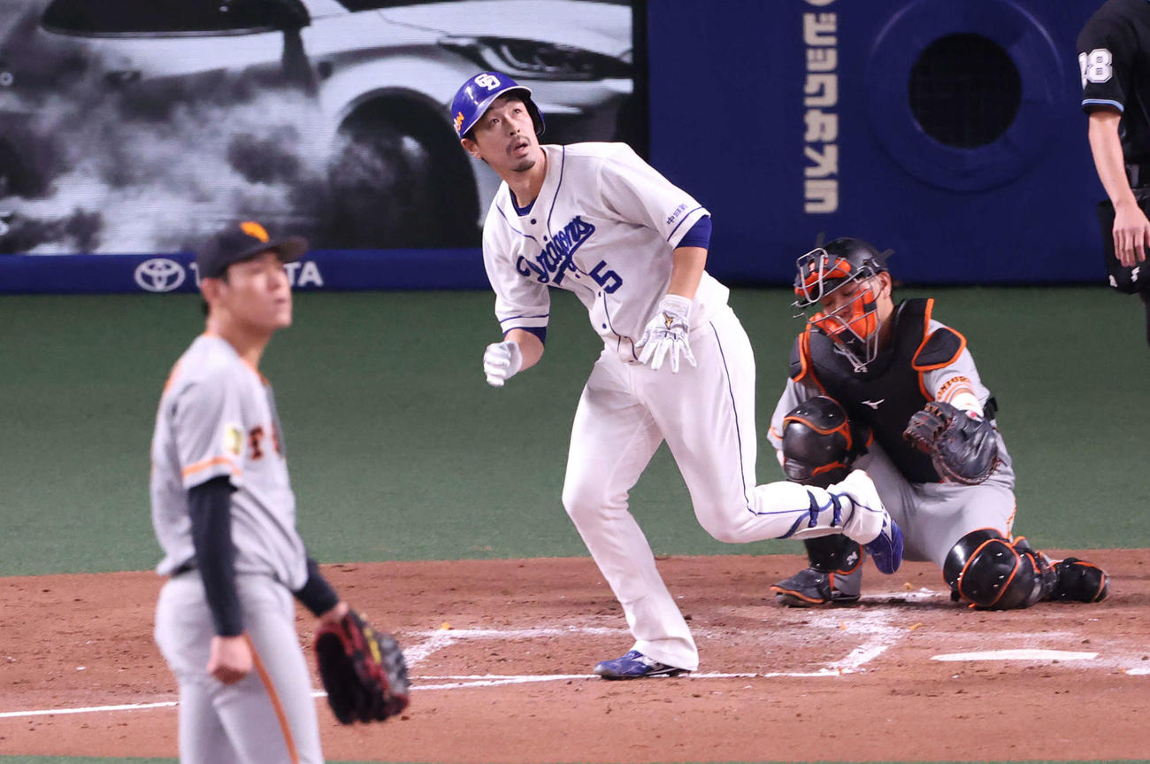 中日対巨人　2回裏中日2死一塁、左越え2点本塁打を放ち駆け出す阿部。投手桜井（撮影・河野匠）