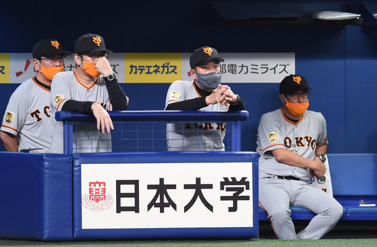 中日対巨人　試合を見つめるベンチの原監督（撮影・森本幸一）
