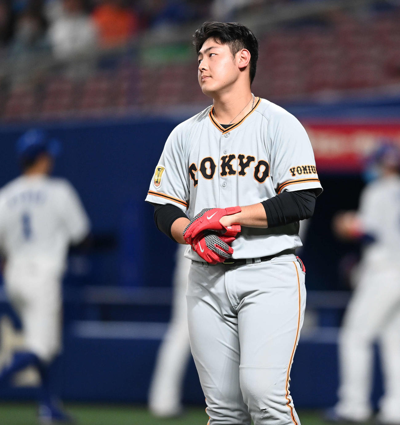 中日対巨人　8回表巨人2死一塁、見逃し三振に倒れ浮かない表情の岡本（撮影・鈴木みどり）