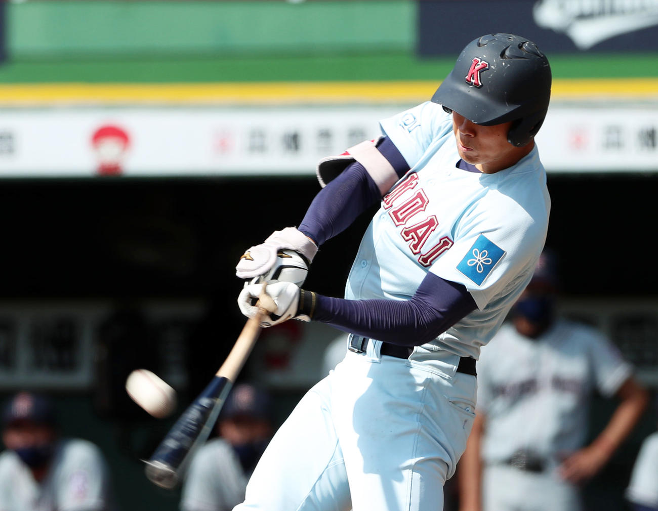 3回表近大無死一塁、佐藤は右越え2点本塁打を放つ（撮影・加藤哉）