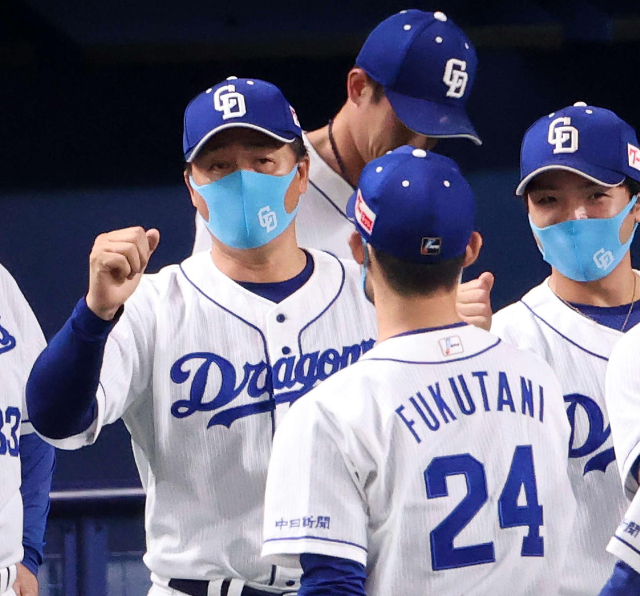 勝利投手の福谷（手前）を迎える与田監督（撮影・河野匠）