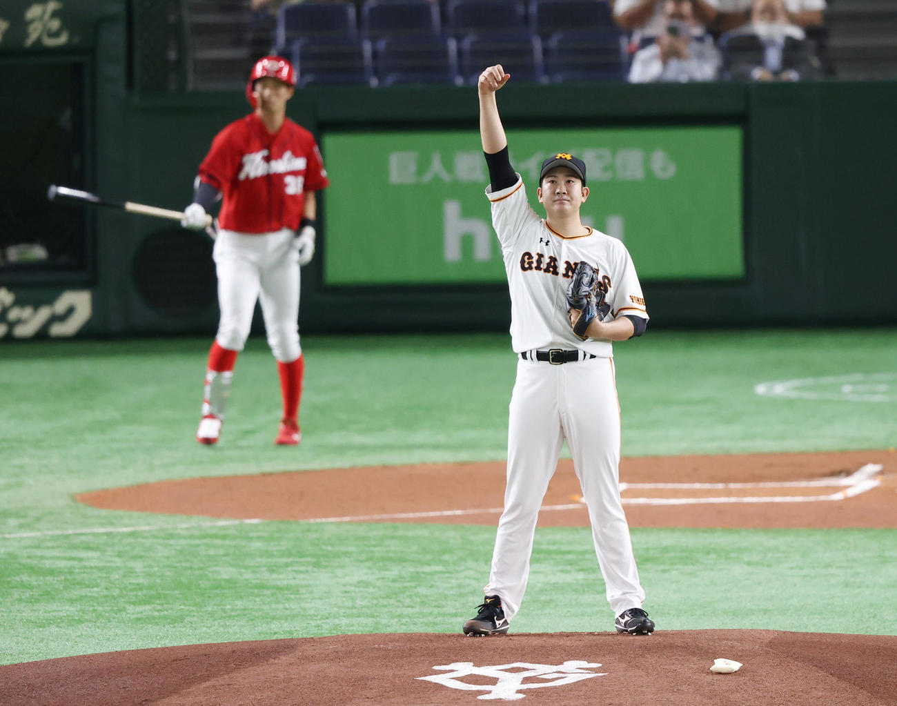 巨人対広島　試合前、マウンドで集中する巨人先発の菅野（撮影・垰建太）