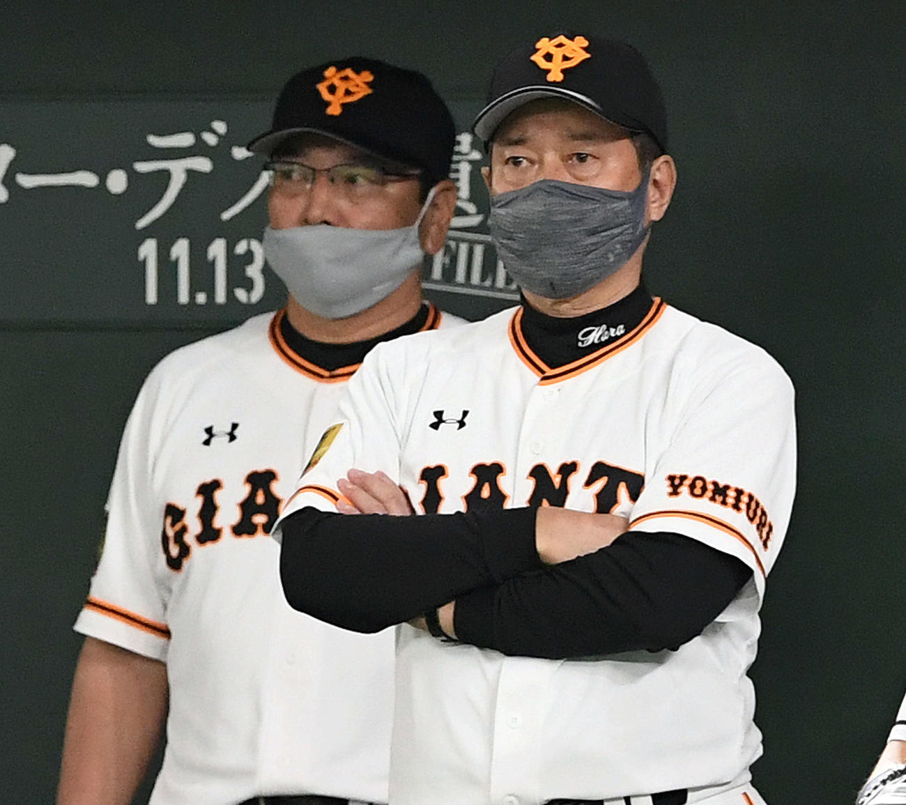 巨人対広島　5回表、厳しい表情で戦況を見つめる巨人原辰徳監督（手前）（撮影・滝沢徹郎）