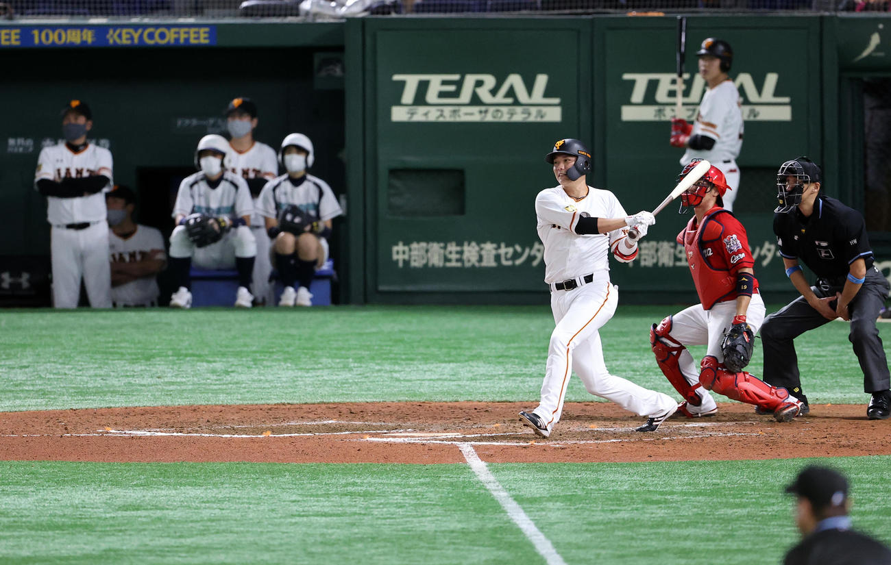 巨人対広島　6回裏巨人1死二塁、坂本は右適時打を放つ（撮影・浅見桂子）