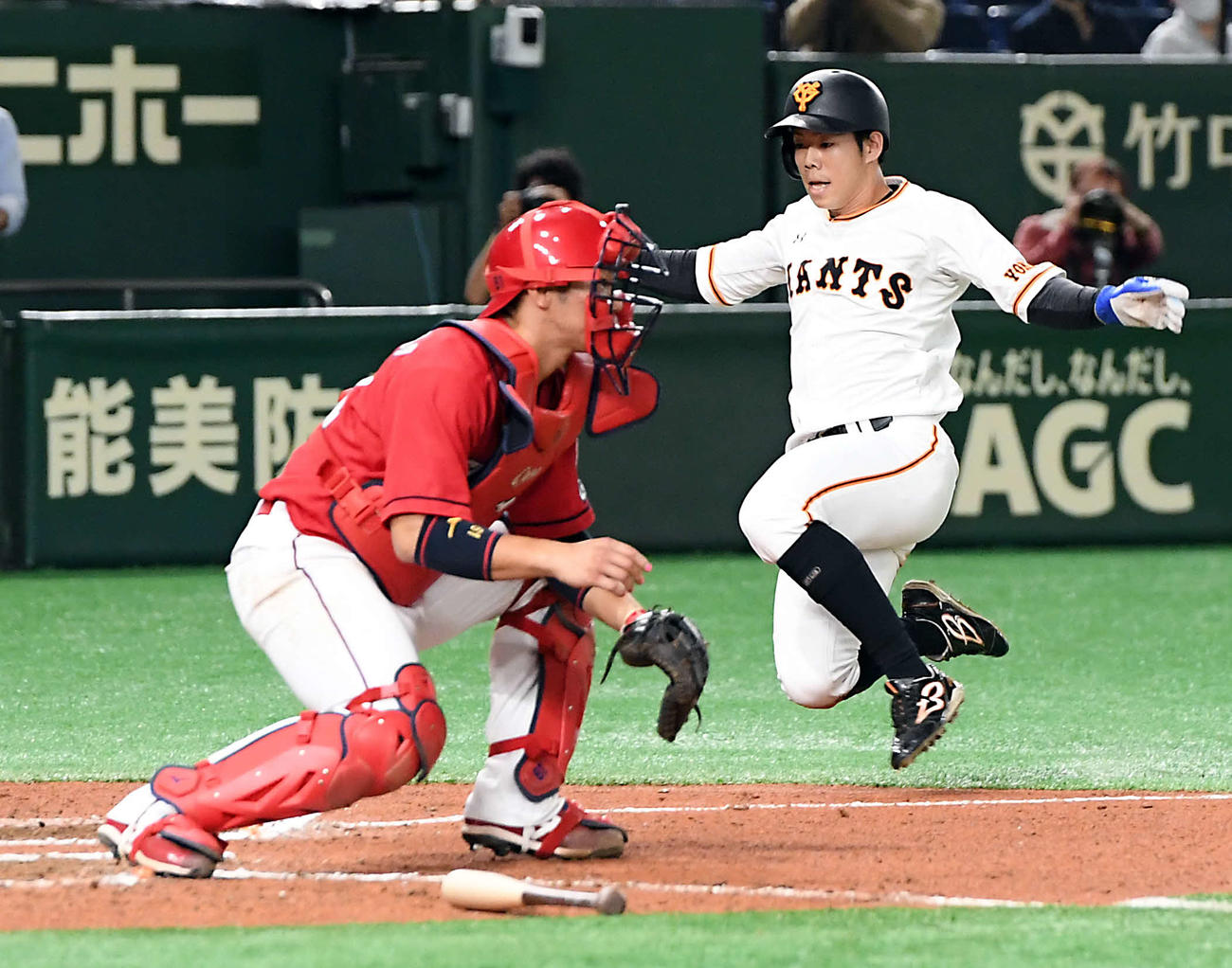 巨人対広島　6回裏巨人1死二塁、坂本勇人の右前適時打で生還する松原（撮影・たえ見朱実）