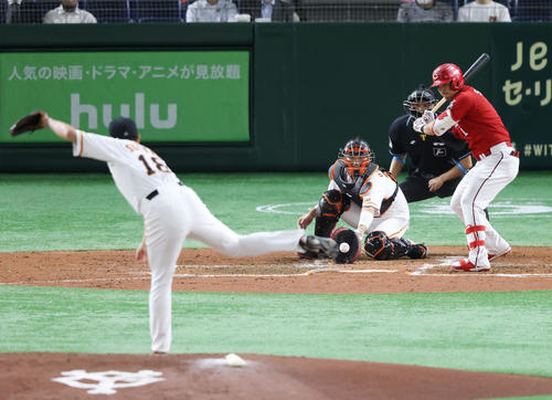 巨人対広島　4回表広島無死一塁、四球を選ぶ鈴木。投手菅野（撮影・垰建太）