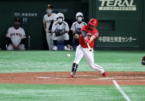 巨人対広島　4表広島無死一、二塁、松山は中前適時打を放つ（撮影・浅見桂子）