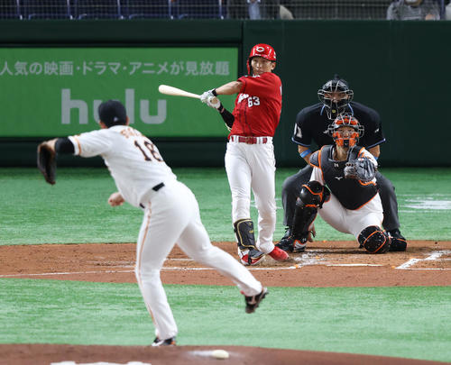 巨人対広島　2回表広島無死二塁、右前打を放つ西川。投手菅野（撮影・垰建太）