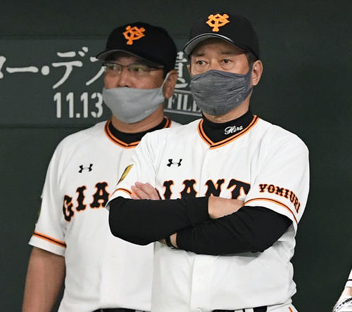 巨人対広島　5回表、厳しい表情で戦況を見つめる巨人原辰徳監督（手前）（撮影・滝沢徹郎）
