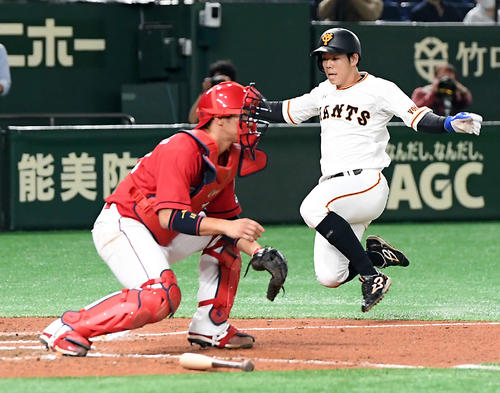 巨人対広島　6回裏巨人1死二塁、坂本勇人の右前適時打で生還する松原（撮影・たえ見朱実）