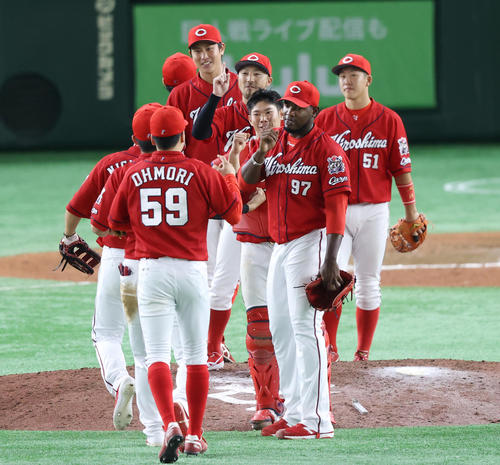 巨人対広島　巨人に勝ちエアタッチを交わす広島の選手たち（撮影・垰建太）