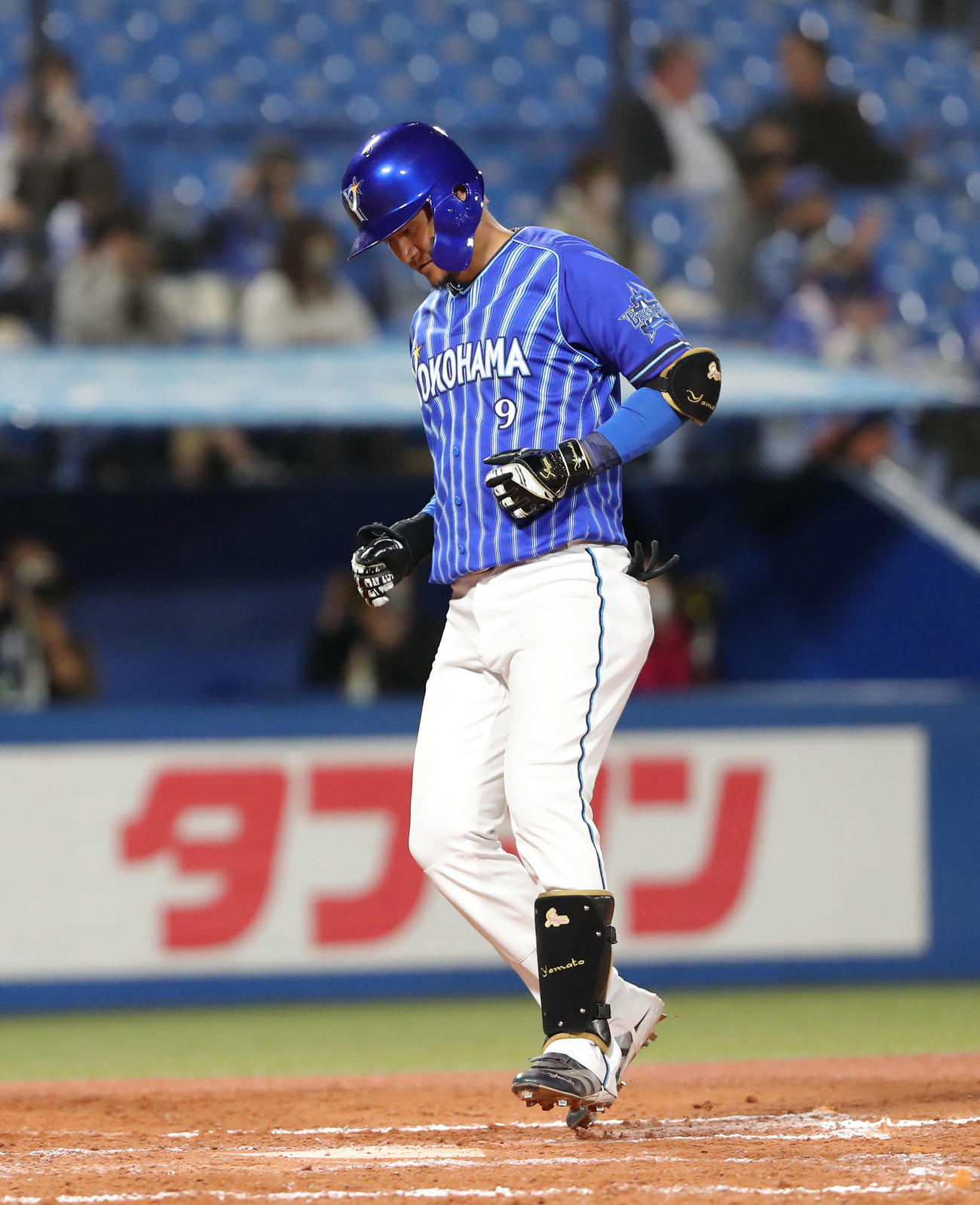 ヤクルト対DeNA　7回表DeNA2死、左越えソロ本塁打を放ち生還する大和（撮影・河田真司）