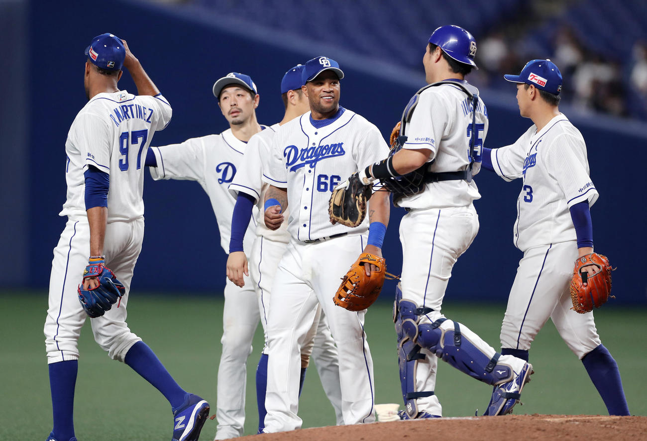 中日対阪神　阪神に勝利し、喜び合う中日ナイン（撮影・前田充）