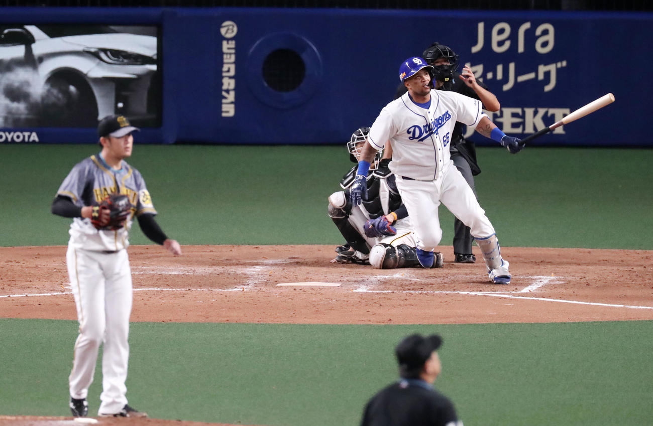 中日対阪神　5回裏中日2死一塁、ビシエドは左越え適時二塁打を放つ（撮影・加藤哉）