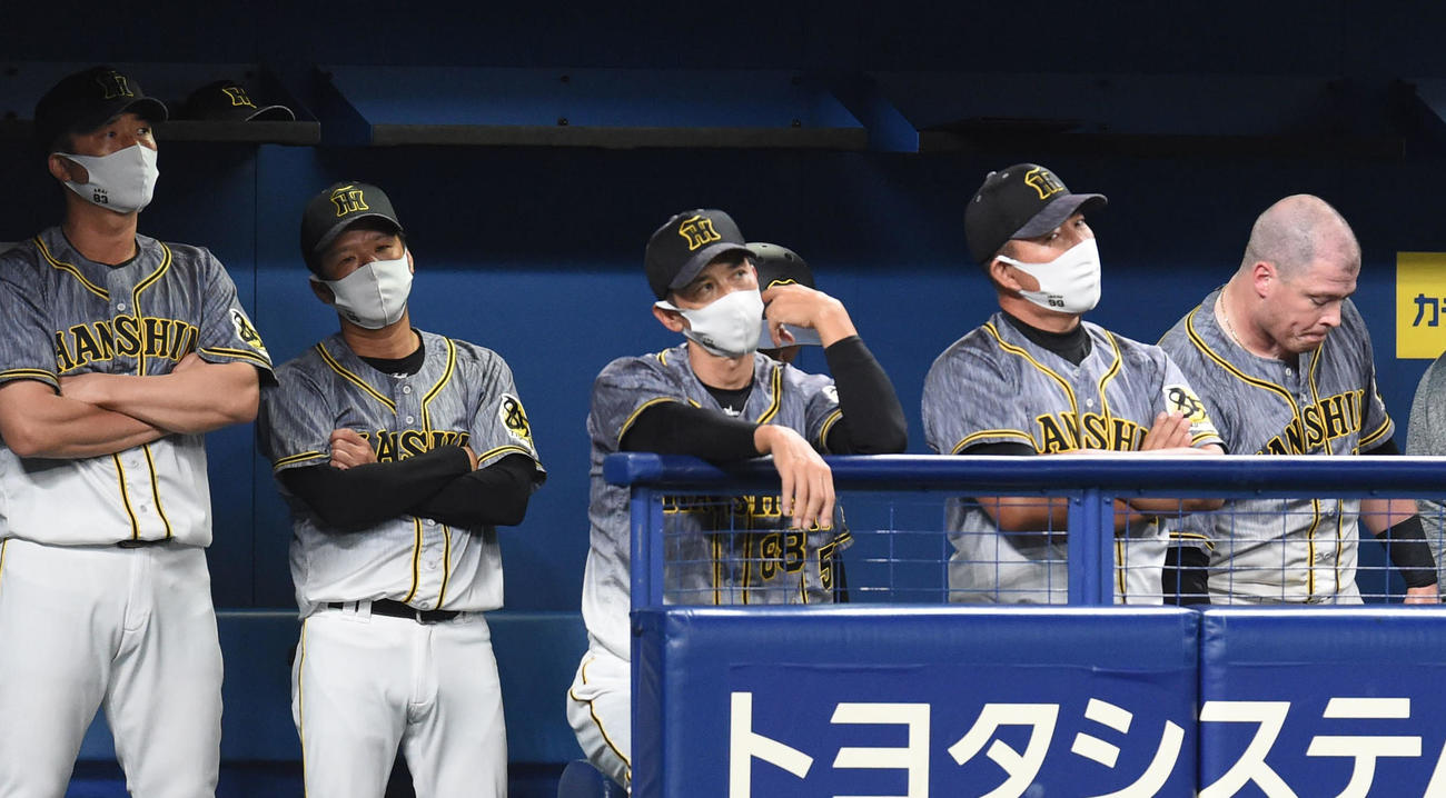 中日対阪神　7回表阪神1死、見逃し三振に倒れたボーア（右端）とベンチで厳しい表情の矢野監督（中央）ら（撮影・森本幸一）
