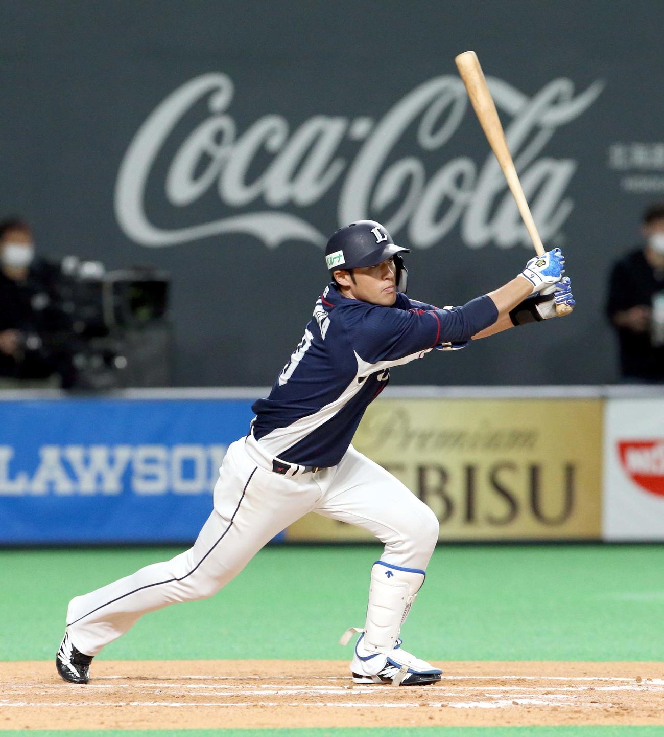 日本ハム対西武　9回表西武2死二、三塁、木村は右前適時打を放つ（撮影・佐藤翔太）