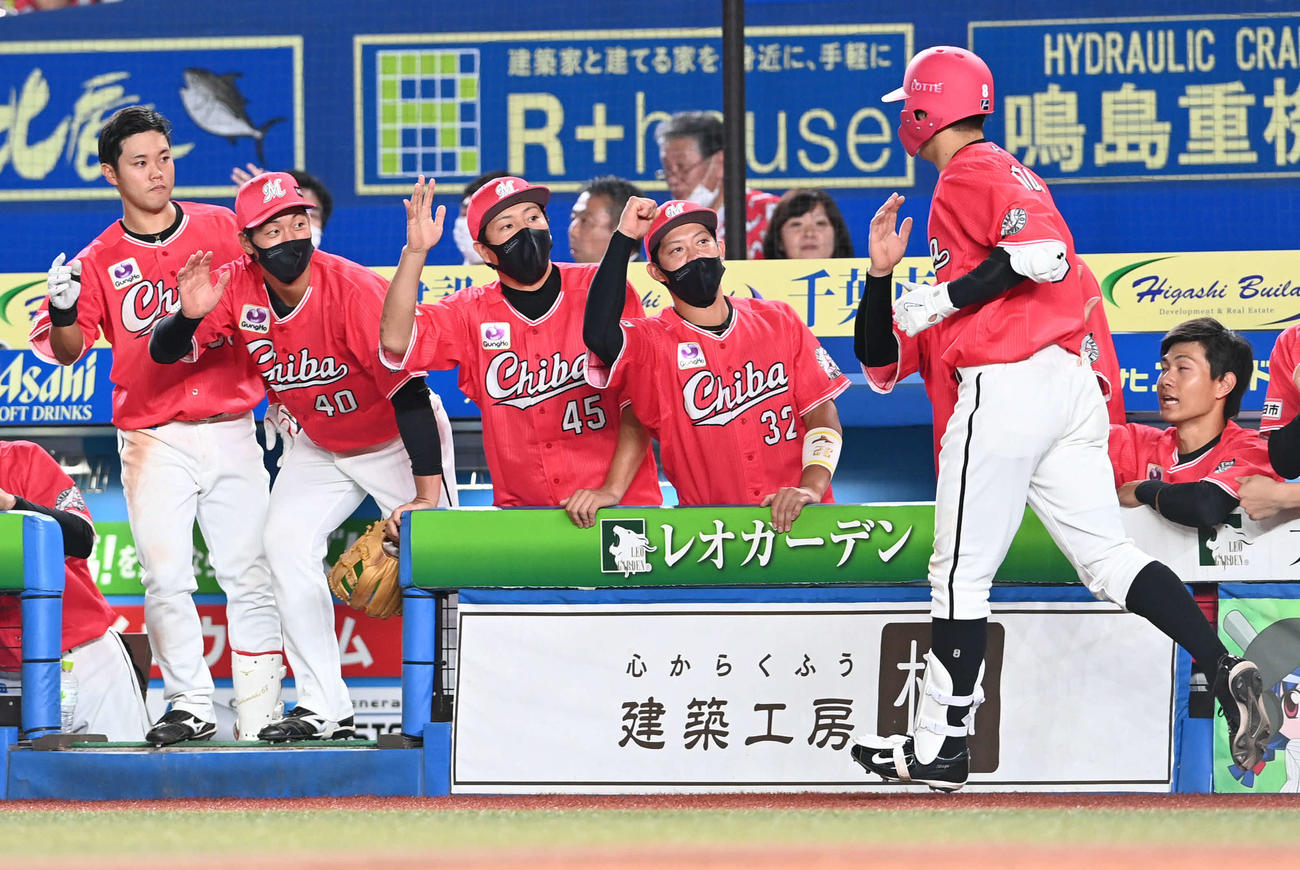 ロッテ対楽天　7回裏ロッテ無死、ソロ本塁打を放った中村奨（右から2人目）はチームメートとエアタッチ（撮影・山崎安昭）