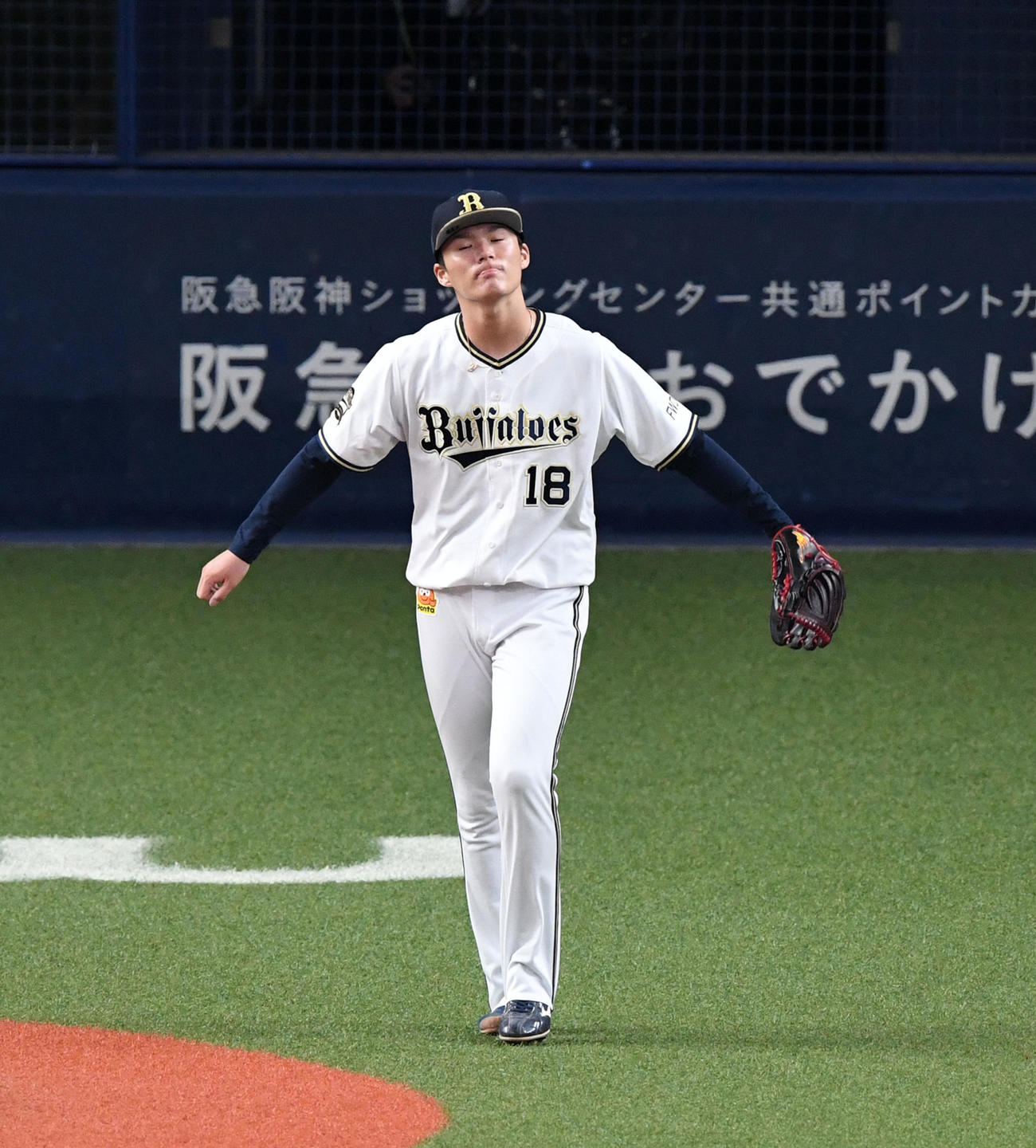 オリックス対ソフトバンク　3回表ソフトバンク1死一塁、周東に右中間へ先制適時三塁打を打たれれがっくりする山本（撮影・前岡正明）