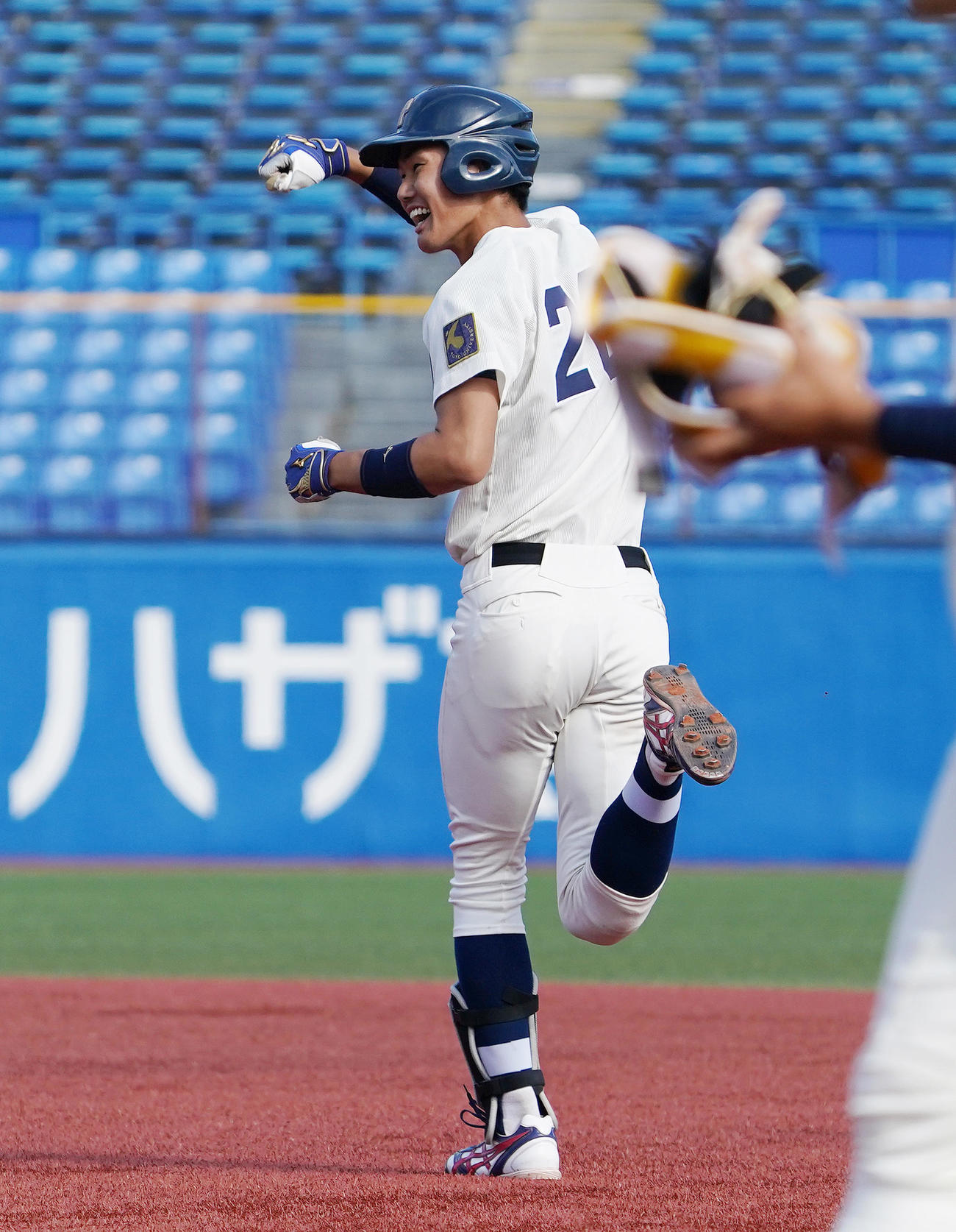 東洋大対中大　1回表東洋大1死一、三塁、左越えに3点本塁打を放ち、ガッツポーズを見せる東洋大・小口（撮影・菅敏）