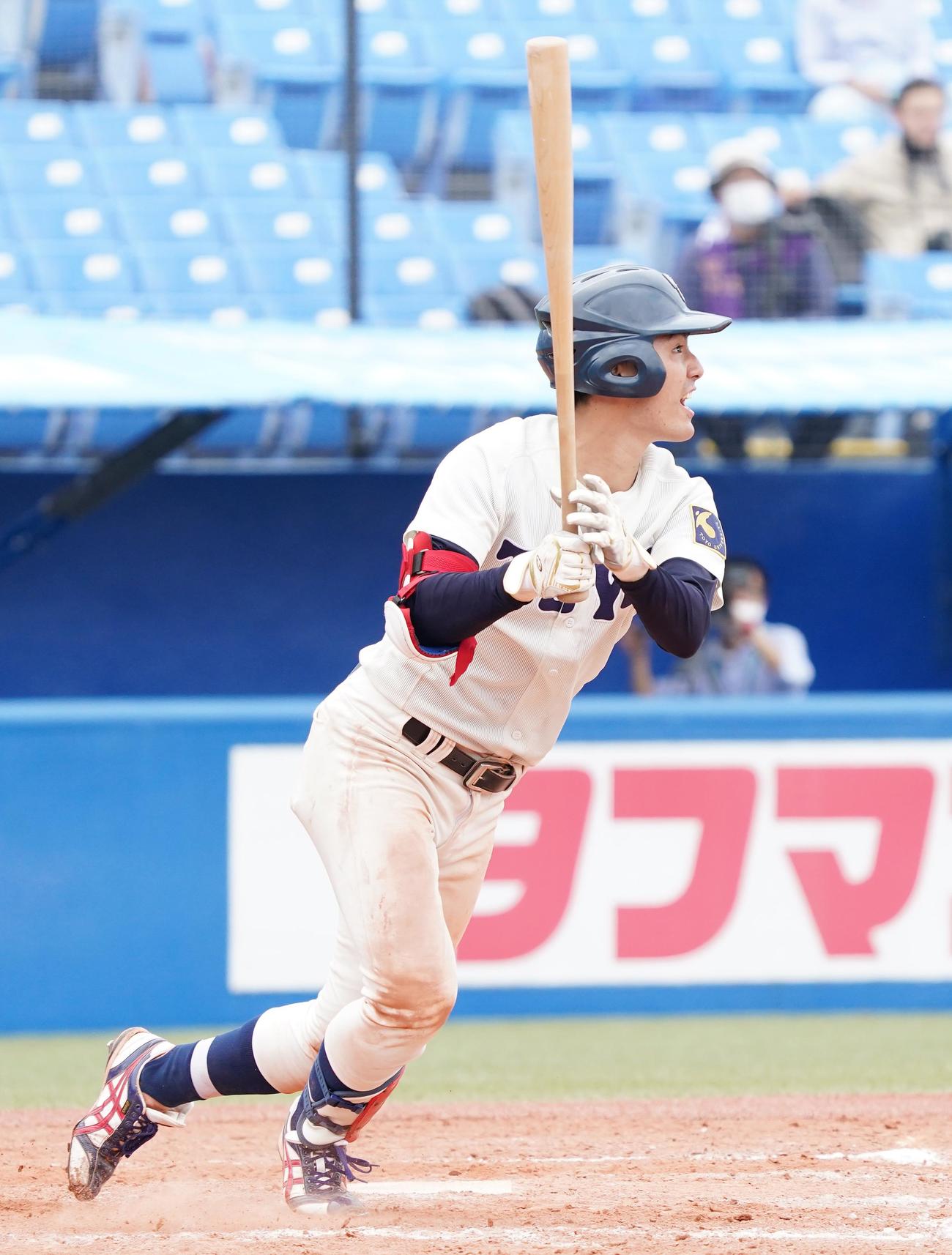 東洋大対中大　9回表東洋大1死二塁、右越えに適時二塁打を放つ小川（撮影・菅敏）