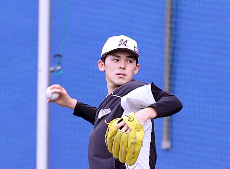 ロッテ対楽天　キャッチボールするロッテ佐々木朗（撮影・鈴木正人）