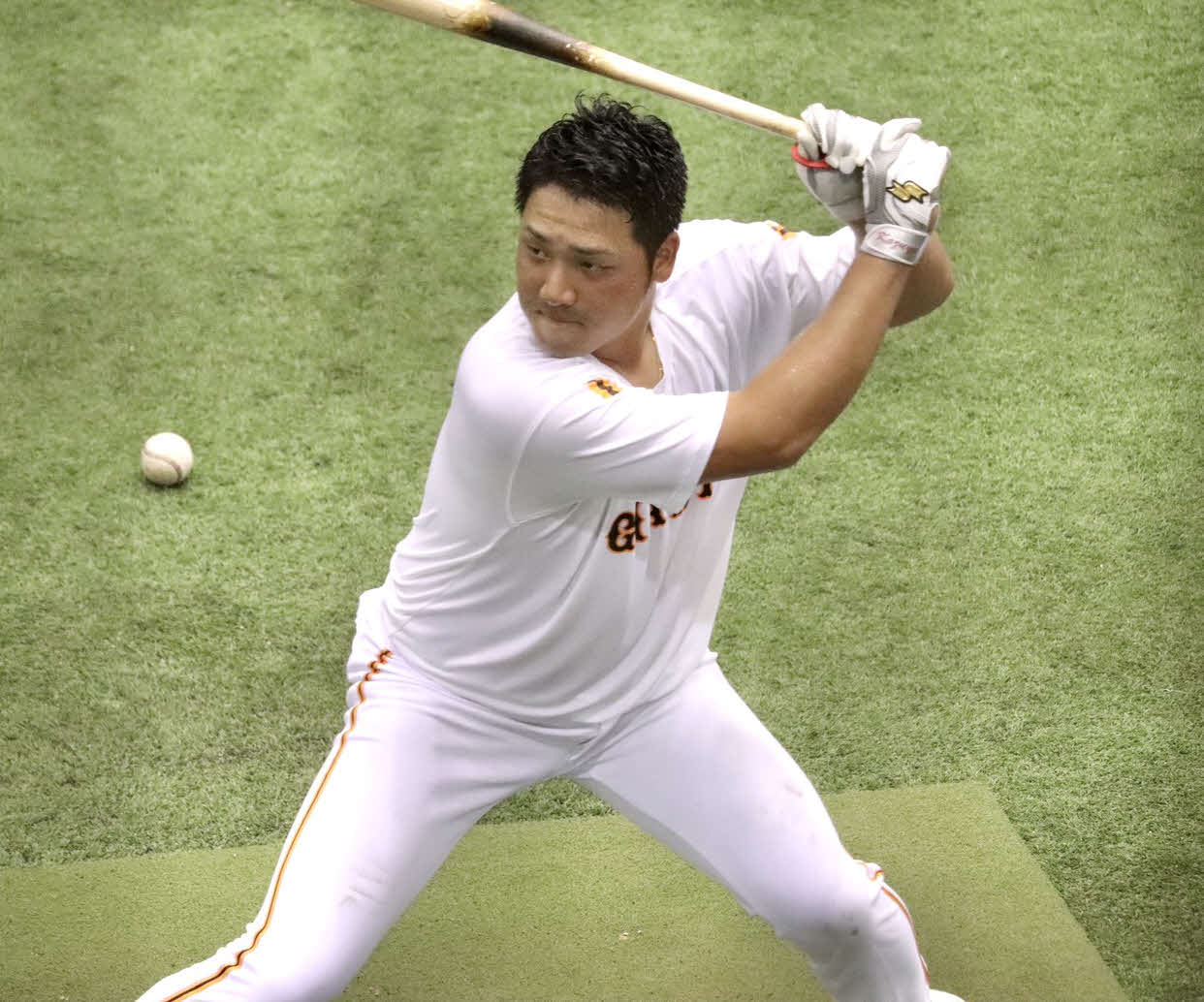 ティー打撃を行う巨人香月（2020年9月12日撮影）