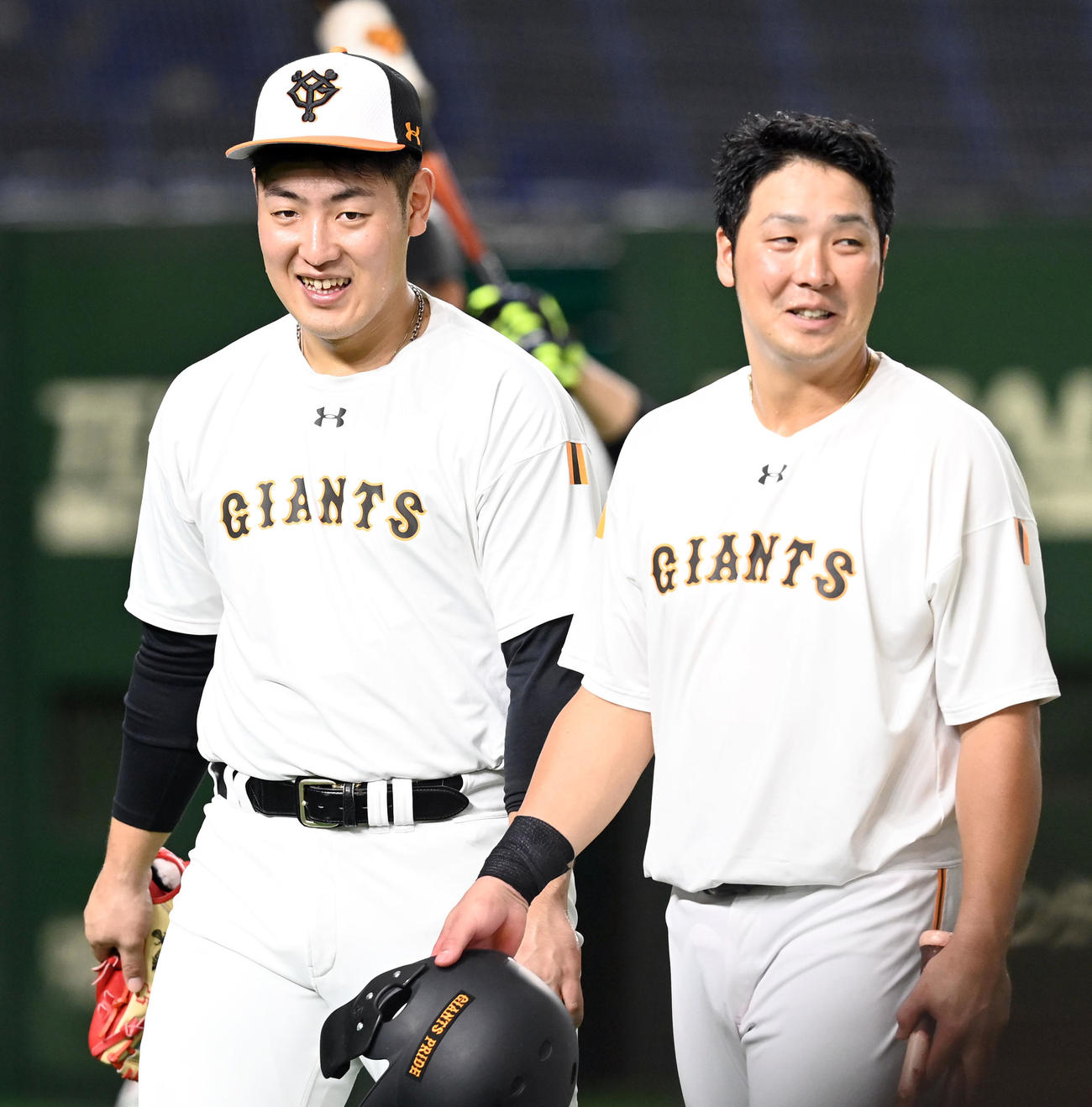 巨人対中日　岡本と談笑する巨人香月（右）（2020年9月27日撮影）
