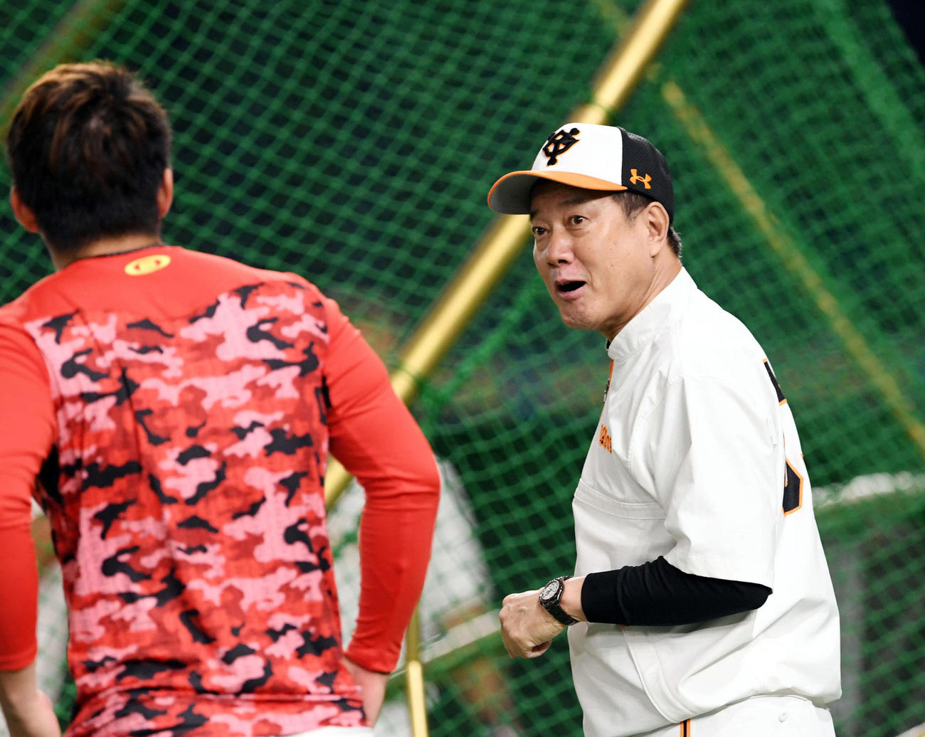 試合前練習で広島鈴木誠（手前）話す巨人原監督（撮影・滝沢徹郎）