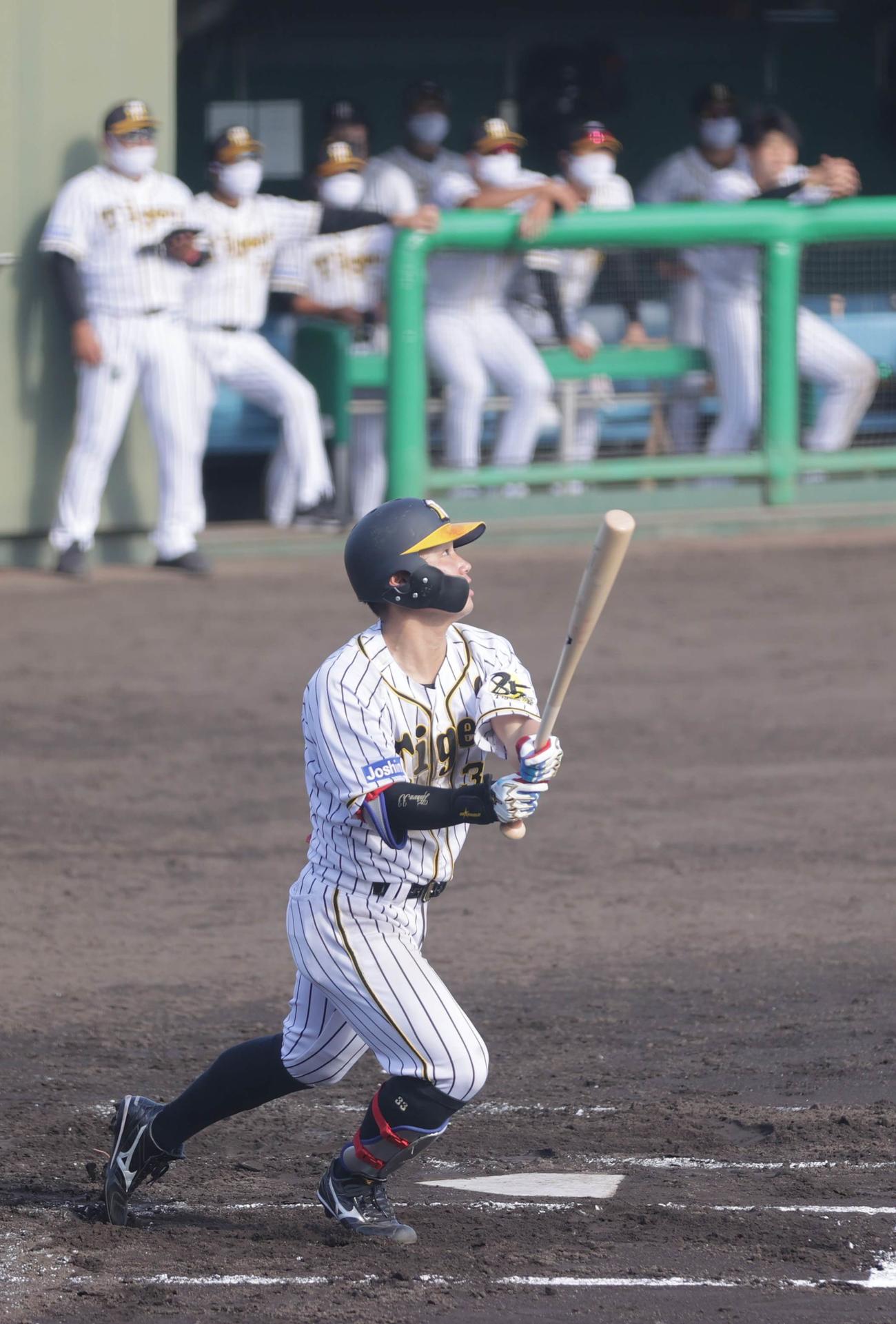 ウエスタン・リーグ中日戦の6回、糸原は右中間に二塁打を放つ（代表撮影）