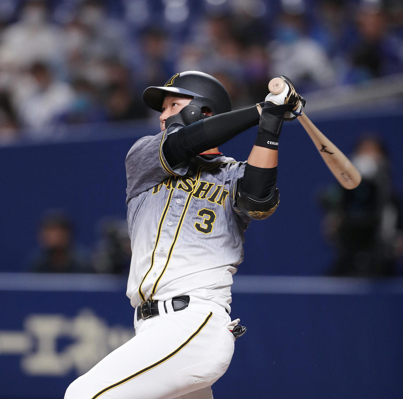 中日対阪神　1回表阪神2死三塁、先制の左越え2点本塁打を放つ大山（撮影・前田充）