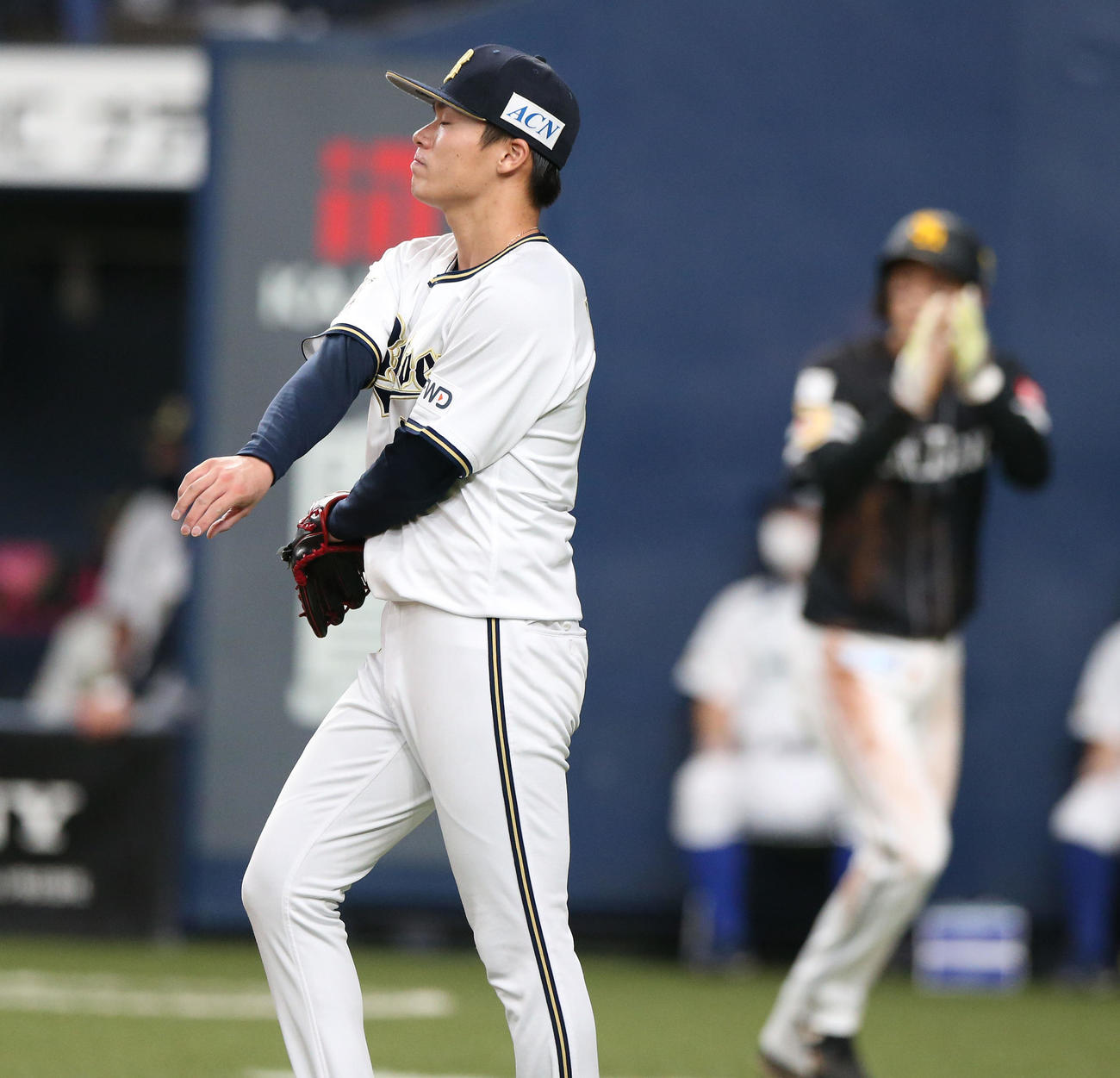 オリックス対ソフトバンク　3回表ソフトバンク1死一塁、山本（手前）は周東に先制の右越え適時三塁打を打たれ悔しげに腕を振る（撮影・上山淳一）